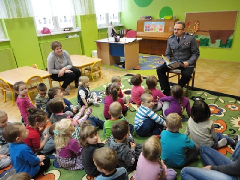 Komendant czyta przedszkolakom 