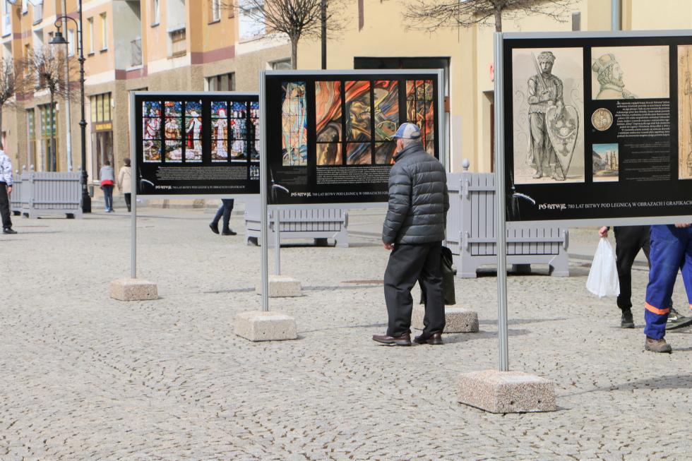 Plenerowa wystawa w Rynku z okazji 780 rocznicy bitwy pod Legnic 